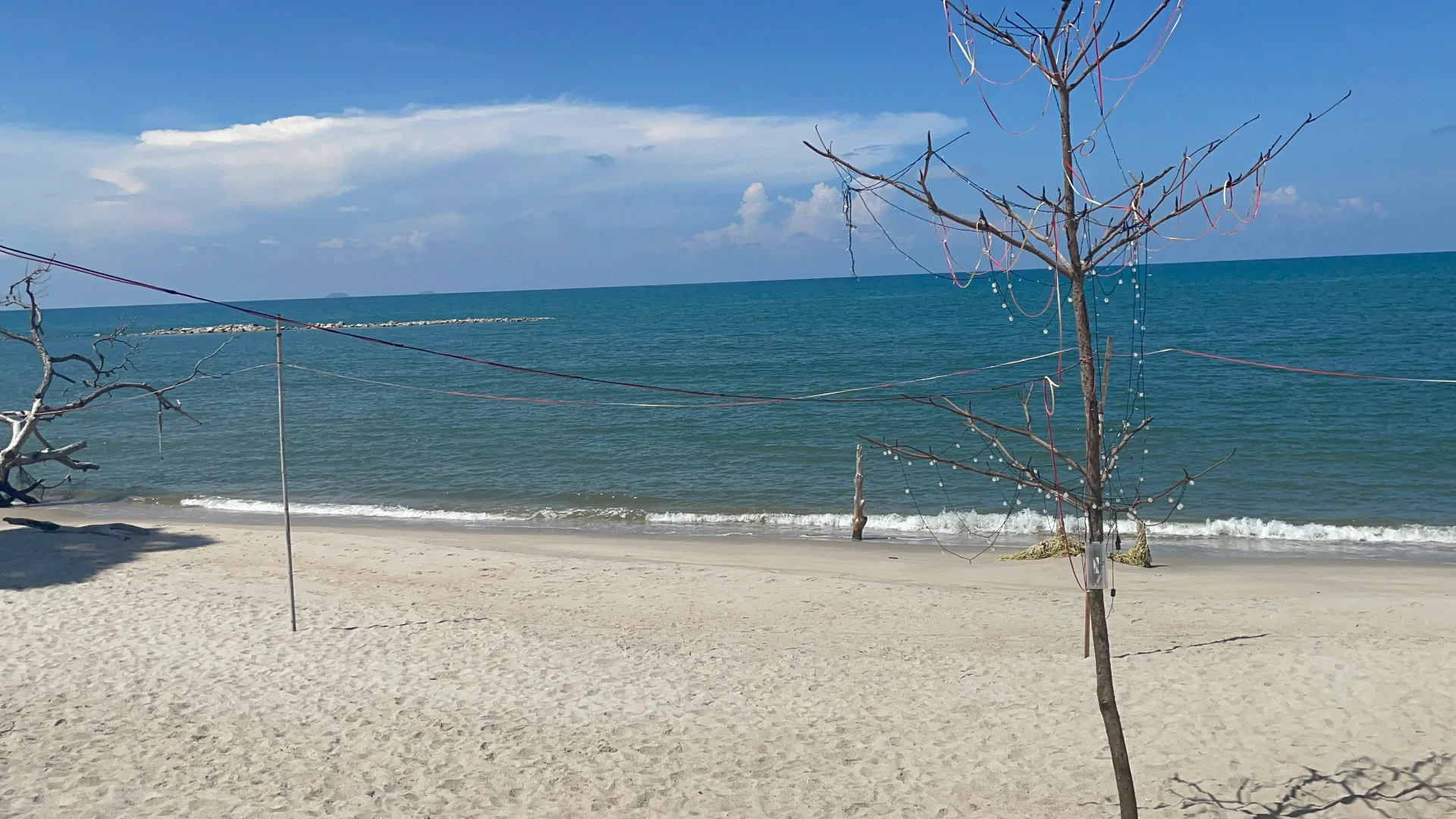 NR Cafe, Pantai Pengkalan Maras Batu Rakit - Image 2